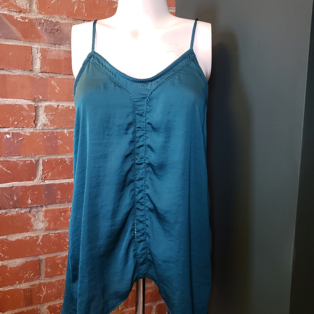 Asymmetrical hem top